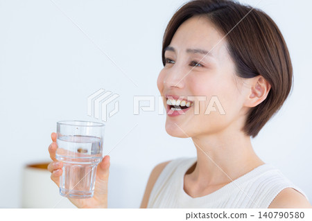 美麗的畫面:女子飲水 美麗的畫面:女子飲水 140790580