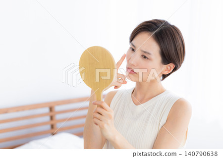 美圖:一位女士正在照鏡子 美圖:一位女士正在照鏡子 140790638