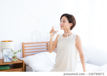 美麗的畫面:女子在臥室喝水 美麗的畫面:女子在臥室喝水 140790671