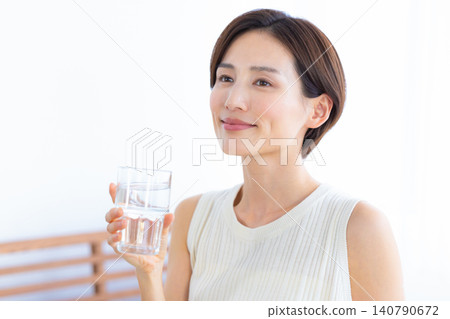 美麗的畫面:女子在臥室喝水 美麗的畫面:女子在臥室喝水 140790672