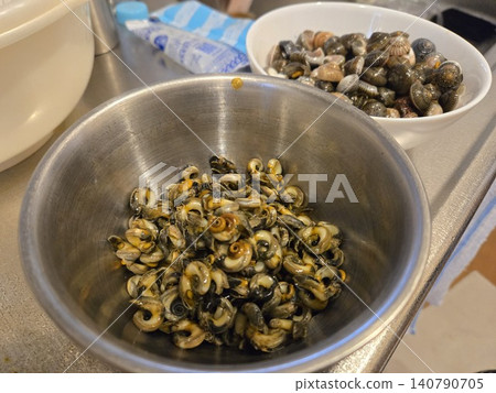A picture showing a large amount of meat removed from a boiled sea bass (Nagarami). A picture showing a large amount of meat removed from a boiled sea bass (Nagarami). 140790705