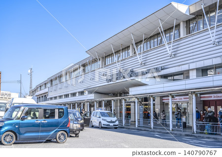神奈川縣小田原市的城市景觀:小田原站大樓和車站廣場。 神奈川縣小田原市的城市景觀:小田原站大樓和車站廣場。 140790767