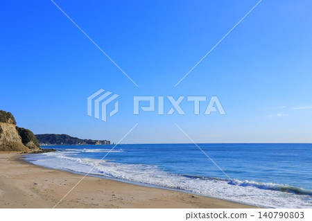 beautiful sandy beach and blue sea 140790803