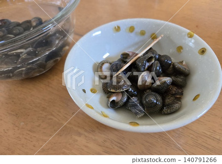 煮完鱸魚後剩下的貝殼和牙籤。 煮完鱸魚後剩下的貝殼和牙籤。 140791266
