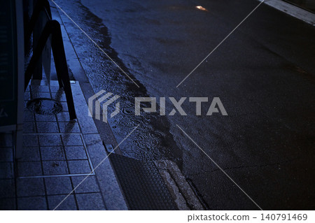 小心腳下，暴雨過後地面有水坑。 140791469
