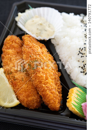 一份便當盒,裡面裝著美味的炸白魚和塔塔醬。 一份便當盒,裡面裝著美味的炸白魚和塔塔醬。 140791772