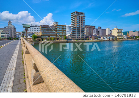 春天從島根縣松江市松江大橋眺望北部地區（包括末司本町和東本町）。 140791938
