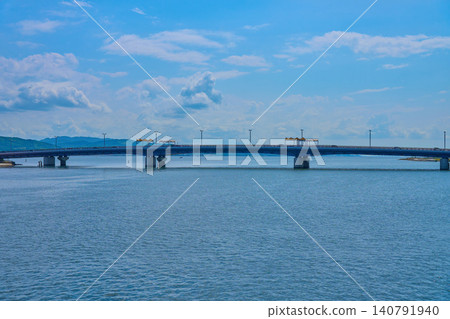春天,從島根縣松江市松江大橋往西望去,可以看到宍道湖大橋(宍道湖、大橋川等)。 春天,從島根縣松江市松江大橋往西望去,可以看到宍道湖大橋(宍道湖、大橋川等)。 140791940