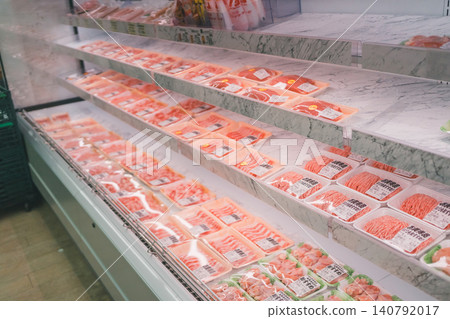 超市肉品區擺放著豬肉和雞肉。 超市肉品區擺放著豬肉和雞肉。 140792017