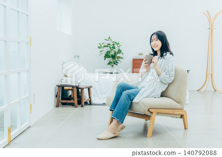 一個年輕的女人在家中休息 140792088
