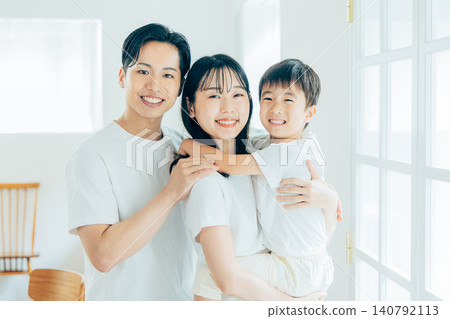 年輕家庭,父母與孩子,孩子,客廳,白色背景 年輕家庭,父母與孩子,孩子,客廳,白色背景 140792113