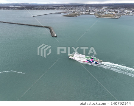 <Bird's-eye view> Breakwater and passing ships <Bird's-eye view> Breakwater and passing ships 140792144