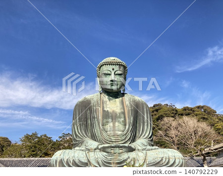 Front view of the Kamakura Great Buddha (Kotoku-in Temple) against a blue sky. 140792229