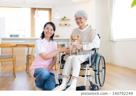 護理：高級婦女和護理人員撫摸狗 140792249
