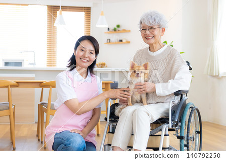 護理：高級婦女和護理人員撫摸狗 140792250