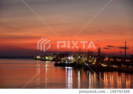 Dusk of Kushiro harbor 140792486