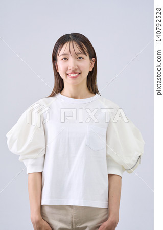 一位面帶微笑的日本女性的影棚肖像照 140792528