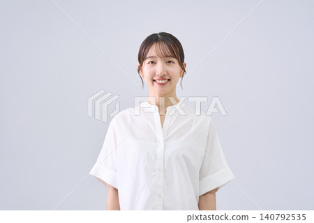 一位面帶微笑的日本女性的影棚肖像照 一位面帶微笑的日本女性的影棚肖像照 140792535