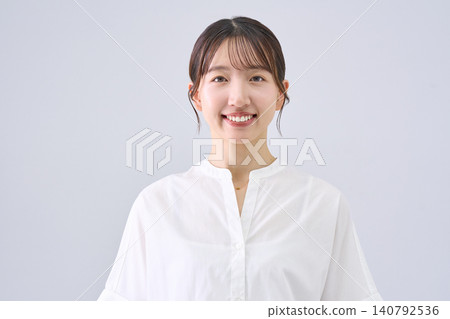 一位面帶微笑的日本女性的影棚肖像照 一位面帶微笑的日本女性的影棚肖像照 140792536