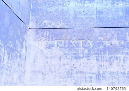 極簡主義建築空間，裸露的混凝土牆塗成藍紫色。 140792763