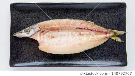 烤製前的乾梭魚 烤製前的乾梭魚 140792767
