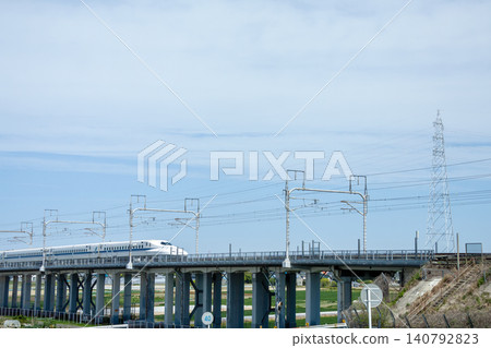 東海道新幹線運行在高架橋上。 東海道新幹線運行在高架橋上。 140792823