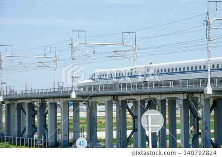 東海道新幹線運行在高架橋上。 140792824
