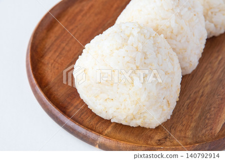 半精米Tsuyahime米製成的鹹飯糰。 半精米Tsuyahime米製成的鹹飯糰。 140792914
