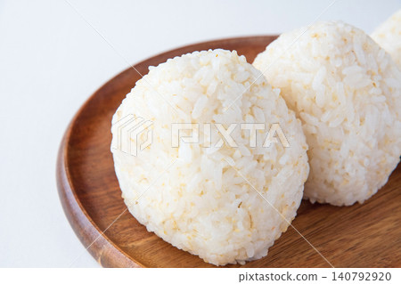 半精米津姬米製成的鹹飯糰 半精米津姬米製成的鹹飯糰 140792920