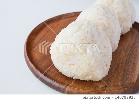 半精米津姬米製成的鹹飯糰 半精米津姬米製成的鹹飯糰 140792925
