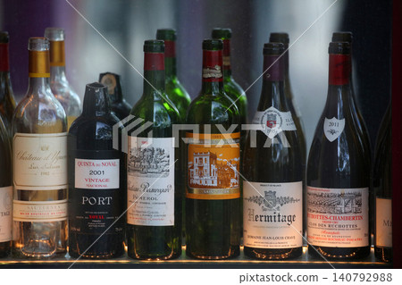 法國巴黎一家小酒館裡擺放著空酒瓶 法國巴黎一家小酒館裡擺放著空酒瓶 140792988