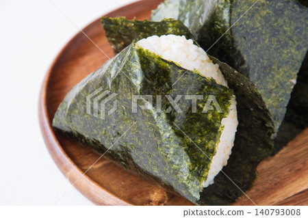 用半精米Tsuyahime米製成,外裹海苔的飯糰 用半精米Tsuyahime米製成,外裹海苔的飯糰 140793008