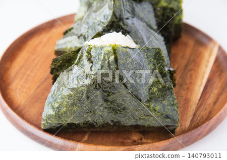 Rice ball made with partially polished Tsuyahime rice wrapped in seaweed 140793011