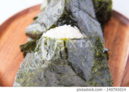 Rice ball made with partially polished Tsuyahime rice wrapped in seaweed 140793014