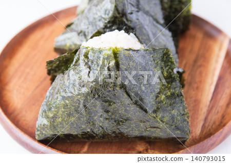 Rice ball made with partially polished Tsuyahime rice wrapped in seaweed 140793015
