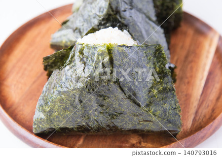 Rice ball made with partially polished Tsuyahime rice wrapped in seaweed 140793016