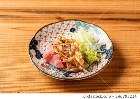 一道創意十足的開胃菜,完美融合了肥美的蔥鮪魚腩和酸爽的梅子醬。 一道創意十足的開胃菜,完美融合了肥美的蔥鮪魚腩和酸爽的梅子醬。 140793214