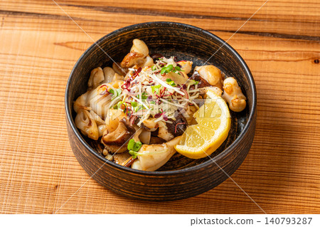 烤魷魚鬚,佐以美味的奶油和醬油,定能讓您食慾大增。 烤魷魚鬚,佐以美味的奶油和醬油,定能讓您食慾大增。 140793287