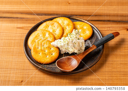 濃鬱的奶油乳酪融入了青海苔醬油的風味 濃鬱的奶油乳酪融入了青海苔醬油的風味 140793358