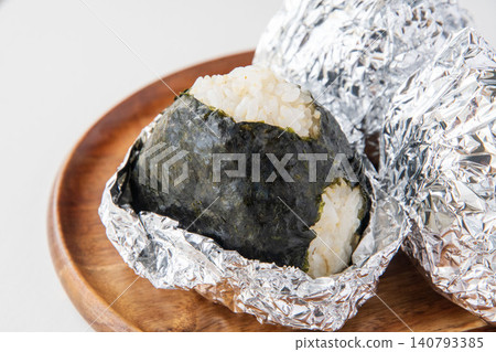 用半精米和濕海苔製成的飯糰。 用半精米和濕海苔製成的飯糰。 140793385