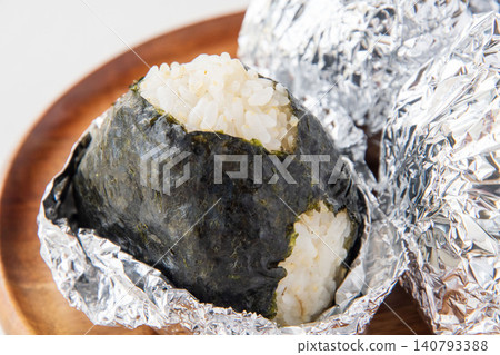 用半精米和濕海苔製成的飯糰。 用半精米和濕海苔製成的飯糰。 140793388