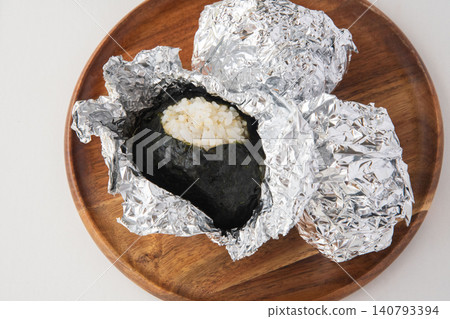 用半精米和濕海苔製成的飯糰。 用半精米和濕海苔製成的飯糰。 140793394