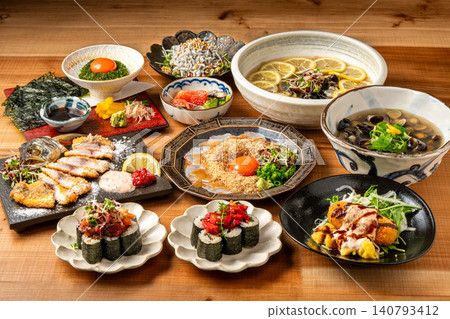 A variety of luxurious Japanese à la carte dishes and seafood dishes line the tables of the izakaya. A variety of luxurious Japanese à la carte dishes and seafood dishes line the tables of the izakaya. 140793412