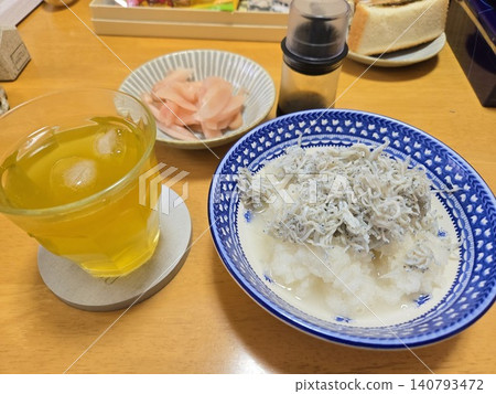 桌上擺滿了來自葉山的新鮮煮銀魚,配上磨碎的白蘿蔔(shirasu oroshi)。 桌上擺滿了來自葉山的新鮮煮銀魚,配上磨碎的白蘿蔔(shirasu oroshi)。 140793472