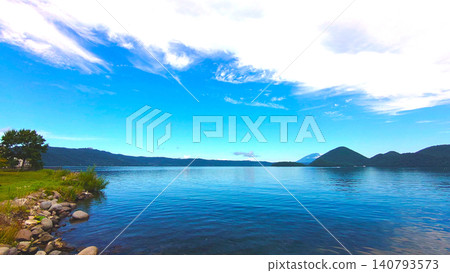 夏季的洞爺湖,碧藍的湖 夏季的洞爺湖,碧藍的湖 140793573