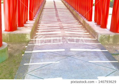 神社的走廊兩側林立著朱紅色的柱子,光影交錯,構成了幾何美。 神社的走廊兩側林立著朱紅色的柱子,光影交錯,構成了幾何美。 140793629