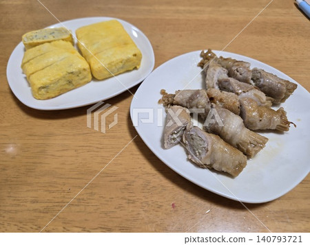 Egg roll with whitebait and pork wrapped in enoki mushrooms, souvenirs from Hayama; a home-cooked dinner side dish. Egg roll with whitebait and pork wrapped in enoki mushrooms, souvenirs from Hayama; a home-cooked dinner side dish. 140793721