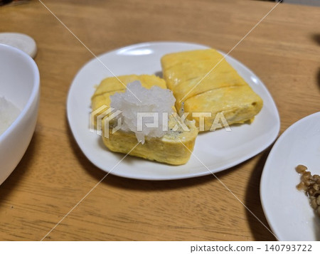 一道傳統的日式家常菜:銀魚蛋捲(葉山特產),上面撒上磨碎的白蘿蔔。 一道傳統的日式家常菜:銀魚蛋捲(葉山特產),上面撒上磨碎的白蘿蔔。 140793722