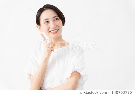 一位身穿白色襯衫的女士——生活方式圖片 一位身穿白色襯衫的女士——生活方式圖片 140793750