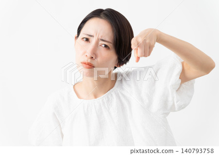 一位身穿白色襯衫的女士——生活方式圖片 一位身穿白色襯衫的女士——生活方式圖片 140793758